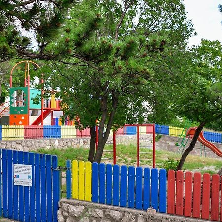 Apartmani Luky Karlobag Kültér fotó