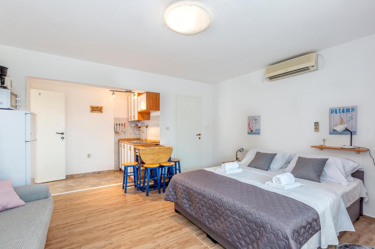 Apartmani Luky Karlobag Kültér fotó