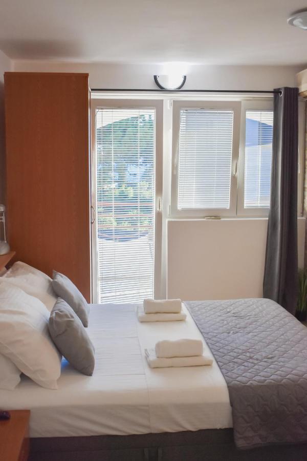 Apartmani Luky Karlobag Kültér fotó